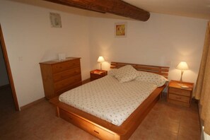 1 habitación, tabla de planchar con plancha y wifi