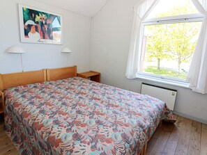 2 bedrooms, cribs/infant beds