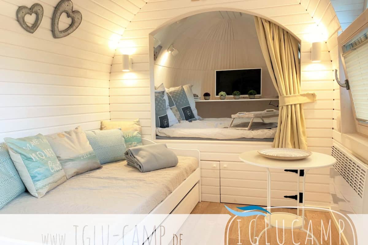 客房 (Iglu Romantik) | 起居區 | 42-吋平面電視、衛星頻道、電視