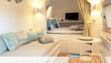 Room (Iglu Romantik) | Living area | 42-inch flat-screen TV with satellite channels, TV