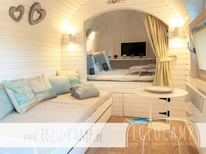 Room (Iglu Romantik) | Living area | 42-inch flat-screen TV with satellite channels, TV