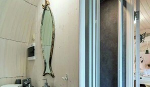 Douche, sèche-cheveux, serviettes fournies, papier toilette