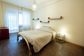 3 bedrooms, desk, iron/ironing board, WiFi