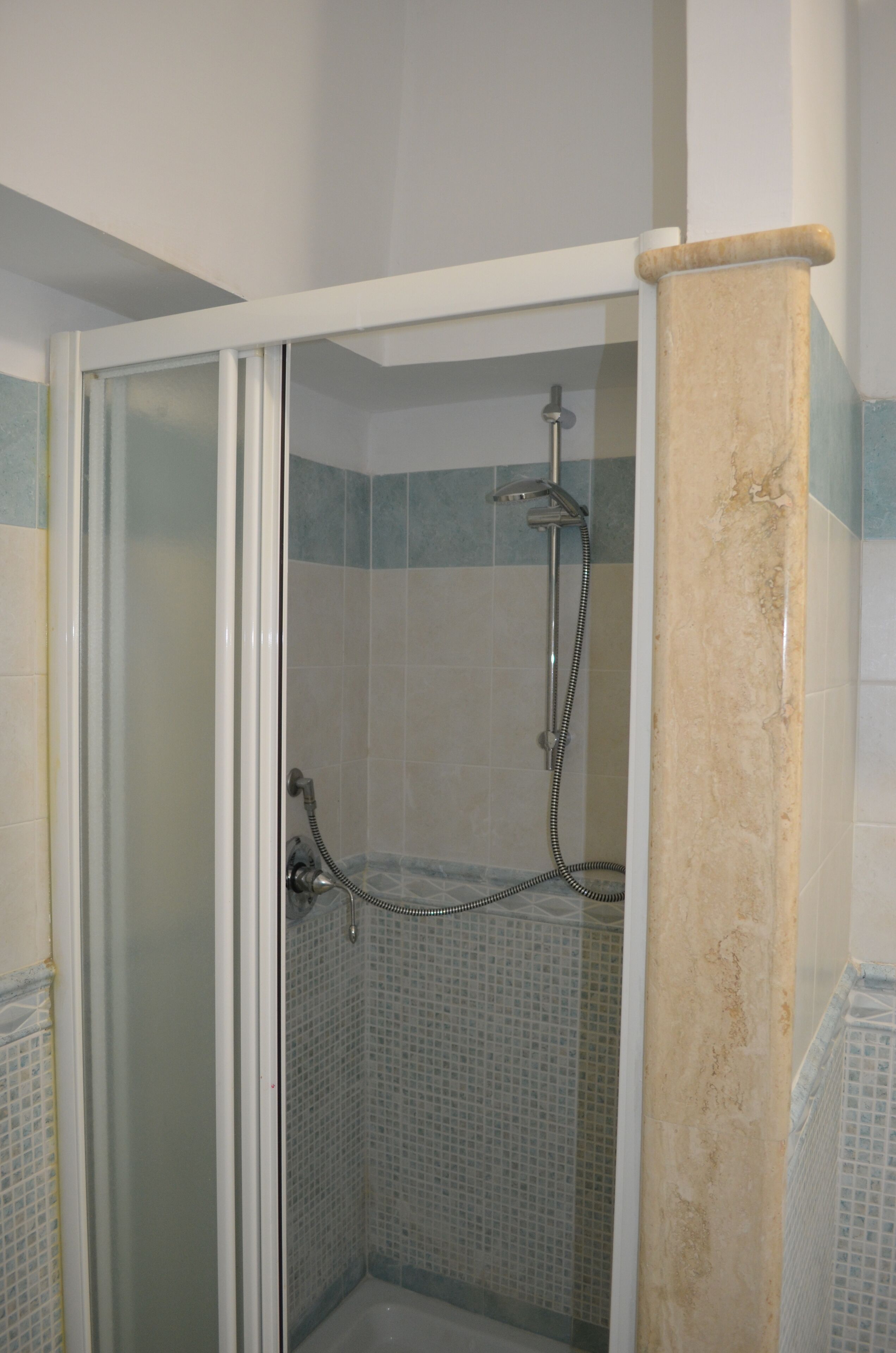 Doccia, asciugacapelli, bidet, carta igienica