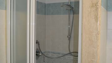 Doccia, asciugacapelli, bidet, carta igienica
