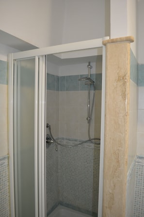 Doccia, asciugacapelli, bidet, carta igienica
