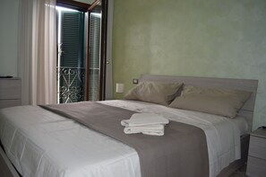 1 slaapkamer, een strijkplank/strijkijzer, wifi