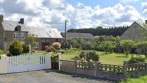 A rural setting with stone buildings, a white gate, and a well-maintained lawn. - Family Home with Garden Near Mont St Michel - 3BR, 2BA, WiFi, Baby Gear, Linens Included (Céaux)