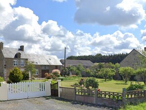 Exterior - Family Home with Garden Near Mont St Michel - 3BR, 2BA, WiFi, Baby Gear, Linens Included (Céaux)