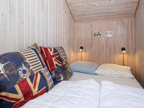 2 bedrooms, cribs/infant beds