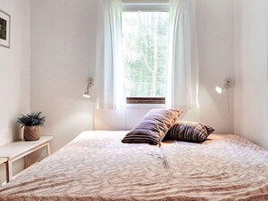 2 bedrooms, cribs/infant beds