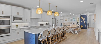 Sea Forever- Luxury, rooftop, pool/spa close to beach by Beach House Real Estate