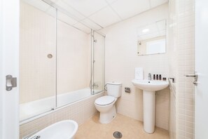 Een bad, een haardroger, handdoeken