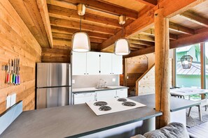 Fridge, microwave, oven, stovetop - Cozy Updated Sunriver Cabin, 6 SHARC Passes, Floor to Ceiling Windows, Golf, Swim, Ski, and Explore (Sunriver)
