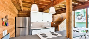 Cozy Updated Sunriver Cabin, 6 SHARC Passes, Floor to Ceiling Windows, Golf, Swim, Ski, and Explore