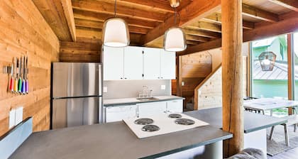 Cozy Updated Sunriver Cabin, 6 SHARC Passes, Floor to Ceiling Windows, Golf, Swim, Ski, and Explore