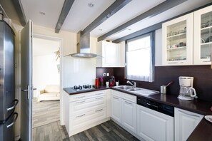 Een koelkast, een microgolfoven, een oven, een kookplaat