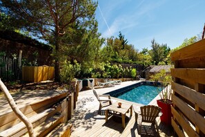 حمّام سباحة خارجي، حمّام سباحة مُدفَّأ