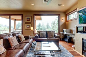 Smart-TV, Kamin, DVD-Player, Stereoanlage