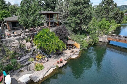 Riverfront Paradise includes SUP, Kayaks, floating equipment, 3 Masters, Hot Tub, Near Downtown