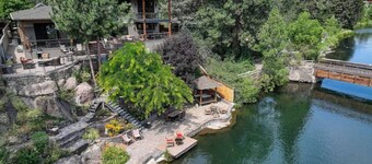 Riverfront Paradise includes SUP, Kayaks, floating equipment, 3 Masters, Hot Tub, Near Downtown