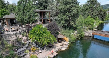 Riverfront Paradise includes SUP, Kayaks, floating equipment, 3 Masters, Hot Tub, Near Downtown