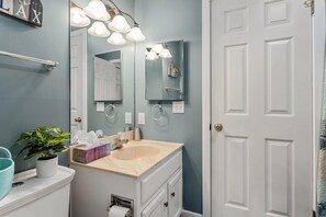 Combined shower/bathtub, towels, soap, shampoo