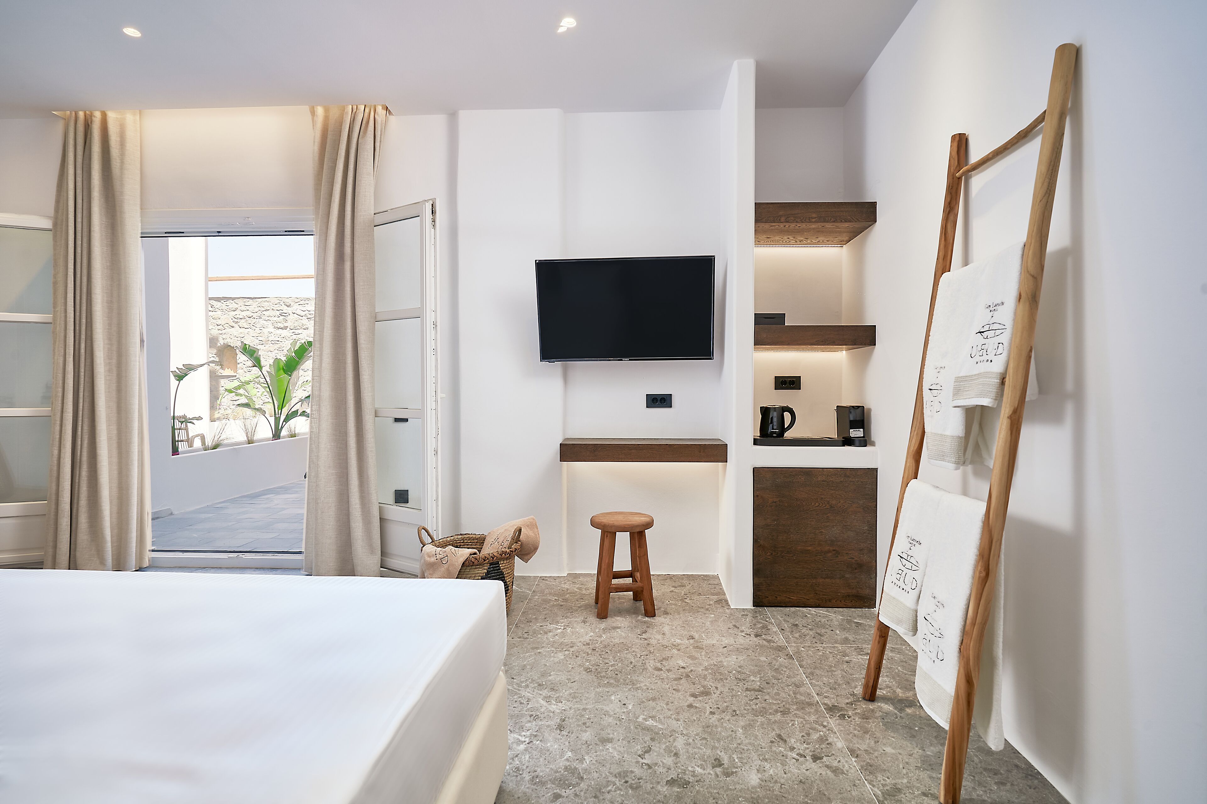 comfort room, garden view | garden view