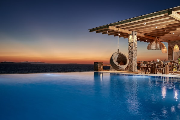 Piscina a l'aire lliure (horari: 08:00-20:00) i cabanes gratuïtes