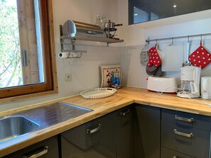 Kylskåp, mikrovågsugn, ugn och spishäll