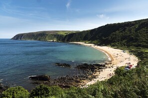 Una playa cerca, arena blanca