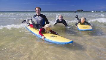 Trois personnes sur des planches de surf dans l’océan.