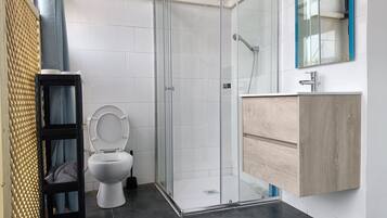 Family Triple Room, Multiple Beds, Garden View | Bathroom | Shower, rainfall showerhead, towels