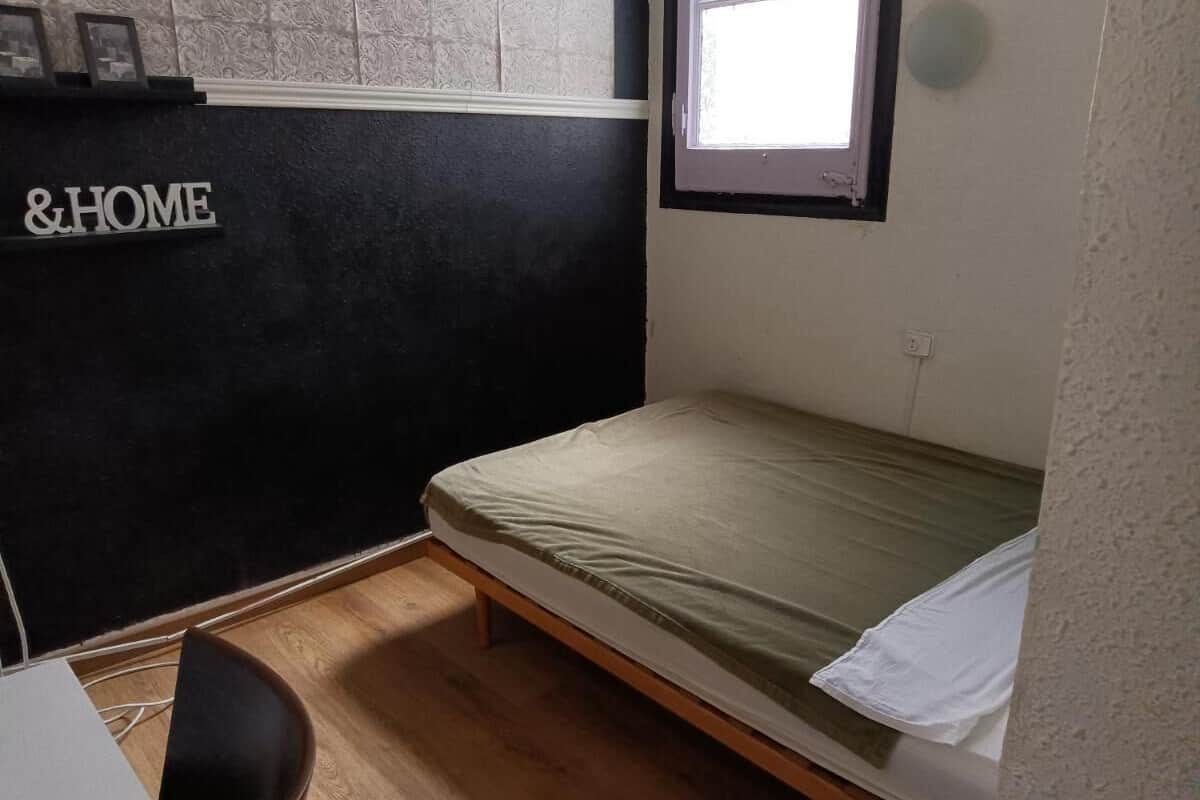 Basic Single Room, Shared Bathroom | Desk, free WiFi, bed sheets