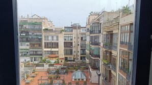 Vista de un complejo de edificios residenciales con varios balcones y un área de terraza en la azotea.