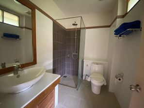 Shower, hydromassage showerhead, free toiletries, hair dryer - Chaithalay Khanom Resort (Khanom)