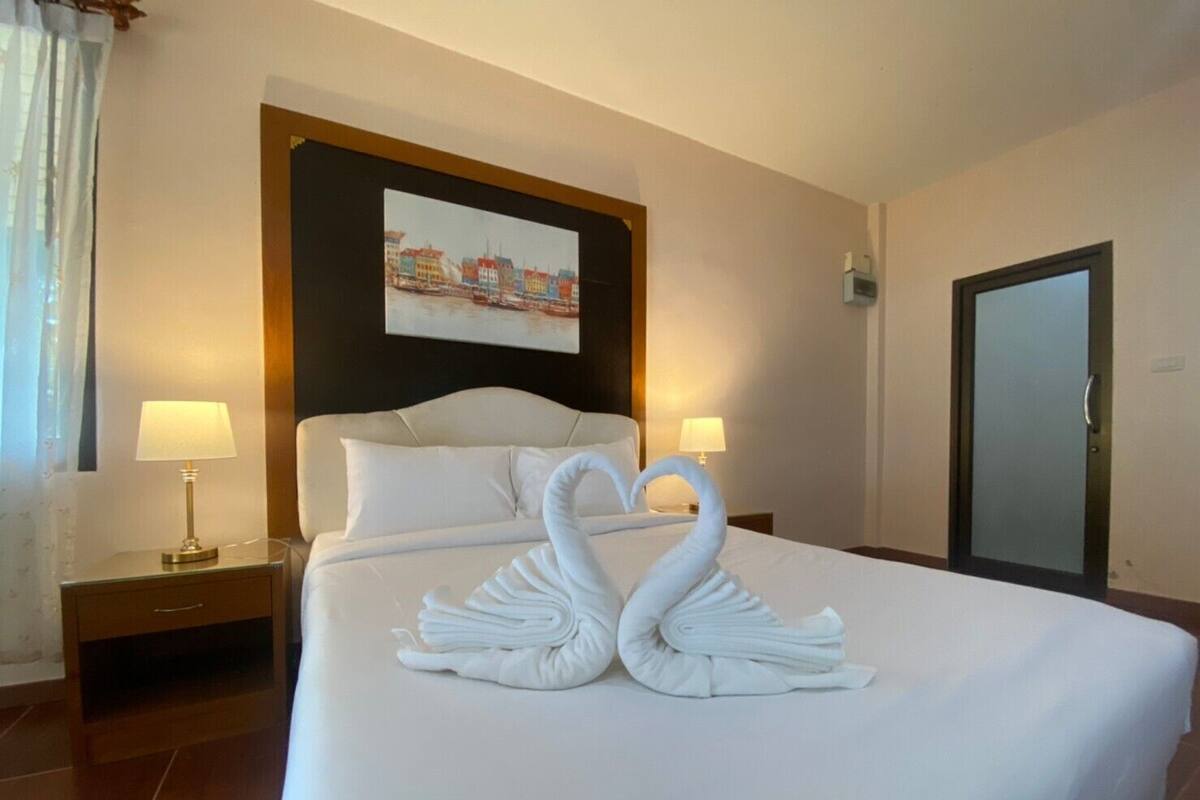 In-room safe, bed sheets