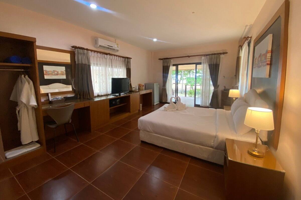 Basic Double Room | In-room safe, bed sheets