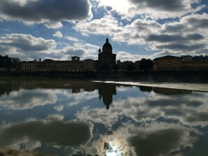 A river reflecting buildings and a dome structure. - Florence Hostels Anamaria (Florence)
