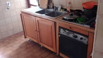 Stovetop, cookware/dishes/utensils