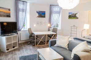 Studio | Schreibtisch, laptopgeeigneter Arbeitsplatz, schallisolierte Zimmer