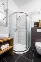 Ducha, toallas, jabón y papel higiénico