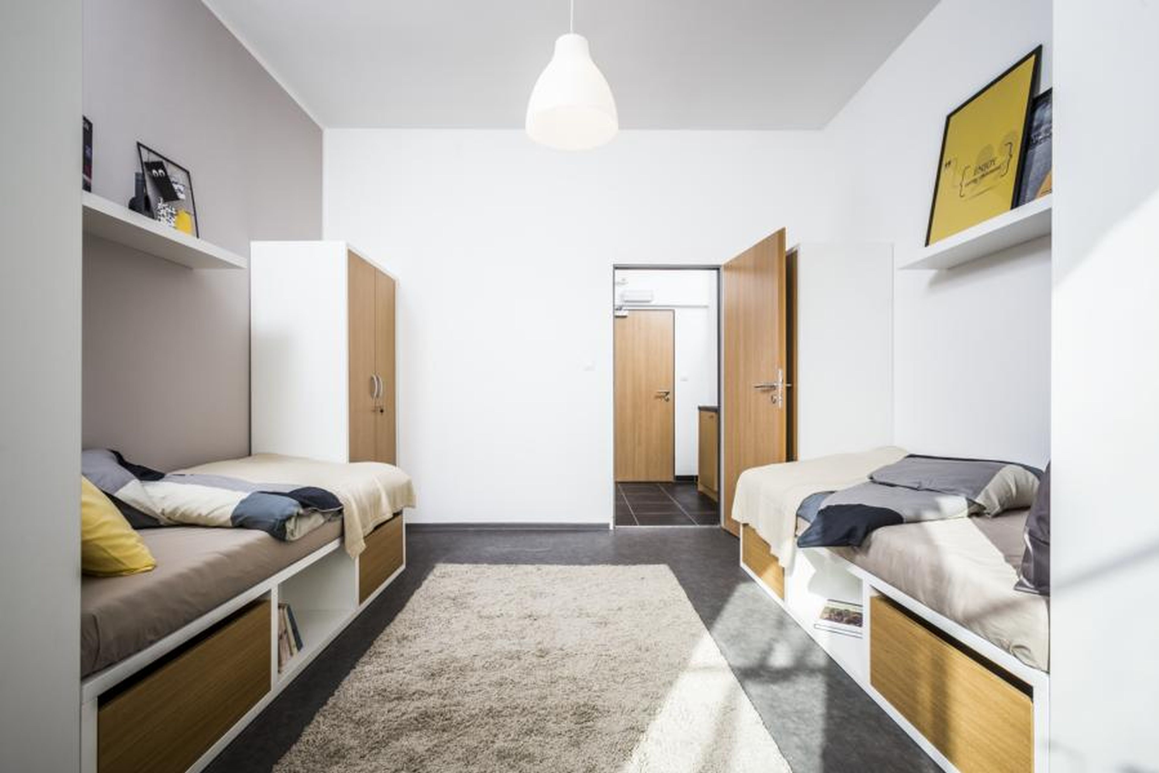 twin room | desk, laptop workspace, soundproofing, free wifi