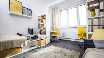 Quarto duplo | Escrivaninha, espaço de trabalho para notebook, quartos à prova de som