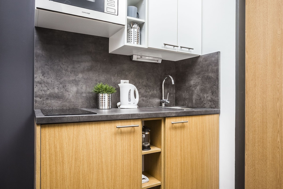 fridge, microwave, stovetop, coffee/tea maker