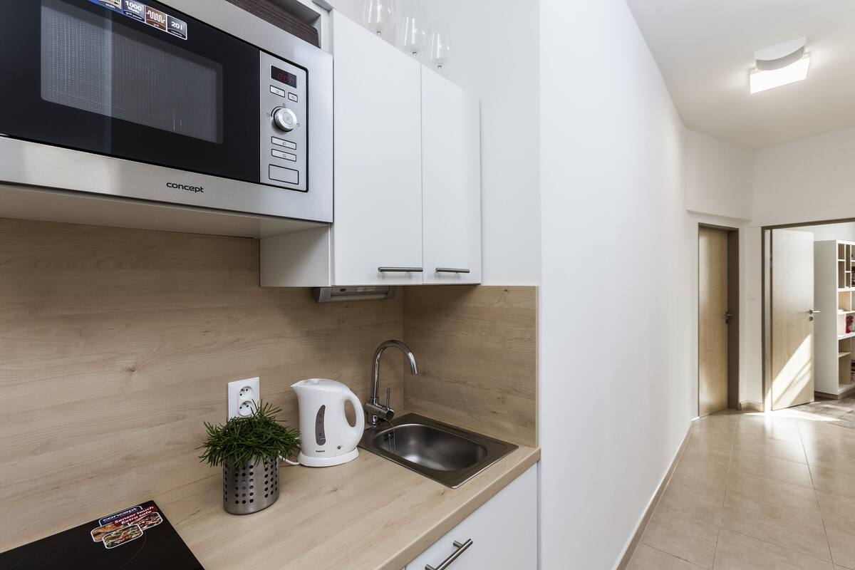 fridge, microwave, stovetop, coffee/tea maker