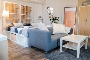 Studio | Desk, laptop workspace, soundproofing, free WiFi