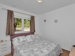 3 bedrooms, in-room safe, iron/ironing board, free WiFi - Detached holiday home with private pool, heated, children, pets welcome  (Rascane)