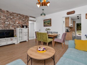 Smart TV - Detached holiday home with private pool, heated, children, pets welcome (Rascane)