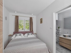 3 chambres, coffres-forts dans les chambres, fer et planche à repasser